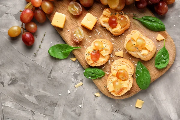 치즈와 테이블에 샌드위치 — 스톡 사진