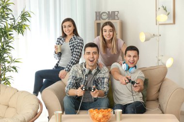 Gençler evde video oyunları oynarken