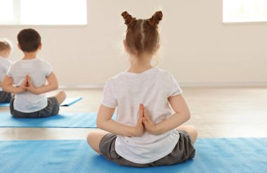 Küçük çocuklar kapalı Yoga uygulamak