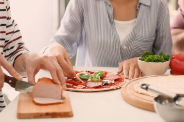 Arkadaşlar birlikte mutfakta yemek