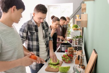 Arkadaşlar birlikte mutfakta yemek