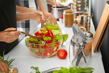 Arkadaşlar birlikte mutfakta yemek