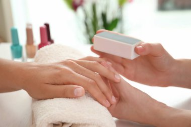 Genç kadın güzellik salonunda, portre profesyonel manikür Başlarken