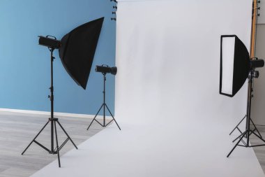 Profesyonel ekipmanlı modern fotoğraf stüdyosunun içi.