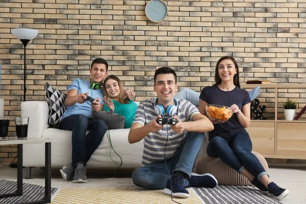 Νέοι Παίζοντας Βιντεοπαιχνίδια Στο Σπίτι — Φωτογραφία Αρχείου