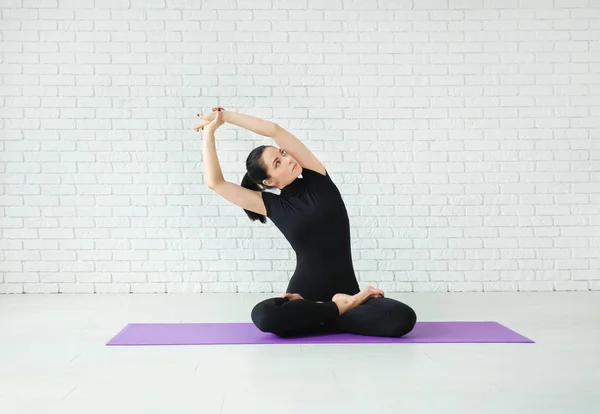 Jonge Vrouw Die Yoga Binnen Oefent — Stockfoto