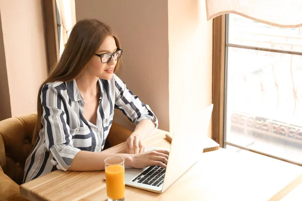 Freelancer Jovem Com Laptop Trabalhando Café — Fotografia de Stock
