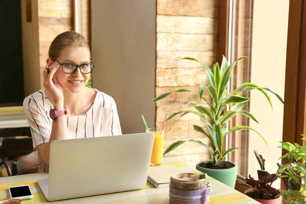 Junge Freiberuflerin Mit Laptop Arbeitet Café — Stockfoto