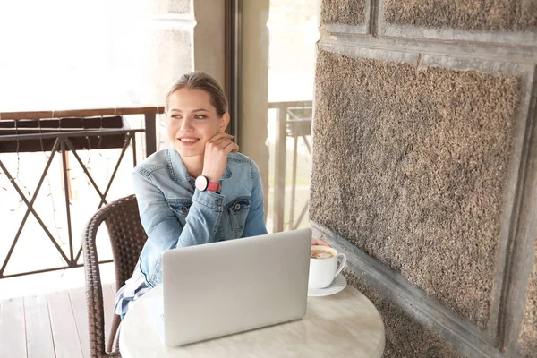 Young Freelancer Laptop Working Cafe — Stock Photo, Image