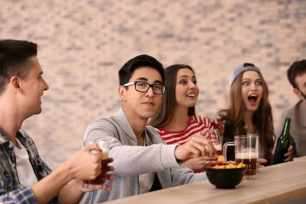 Group Cheerful Friends Drinking Beer Bar — Stock Photo, Image