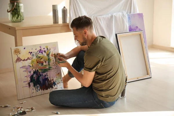 Artista Masculino Pintando Taller —  Fotos de Stock