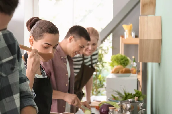 Freunde Kochen Gemeinsam Der Küche — Stockfoto