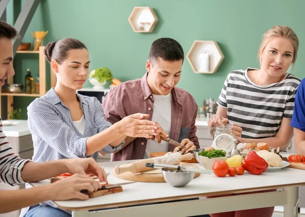 Vänner Matlagning Tillsammans Köket — Stockfoto