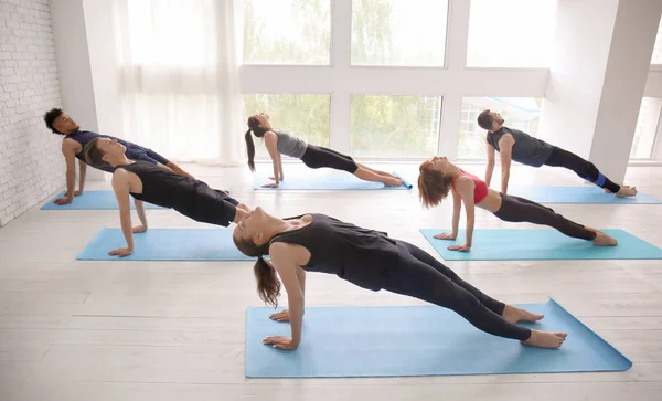 Gruppe Sportlicher Menschen Die Yoga Haus Praktizieren — Stockfoto