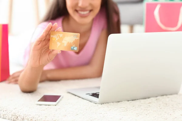 Jonge Vrouw Online Winkelen Met Creditcard Laptop Thuis — Stockfoto