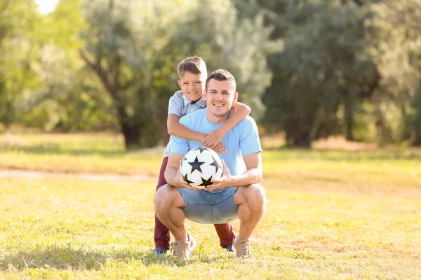 Bambino Suo Padre Con Pallone Calcio All Aperto — Foto Stock