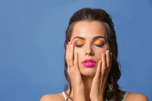 Hermosa Joven Con Manicura Profesional Sobre Fondo Color —  Fotos de Stock