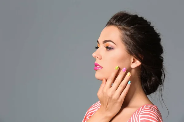 Hermosa Joven Con Manicura Profesional Sobre Fondo Gris —  Fotos de Stock