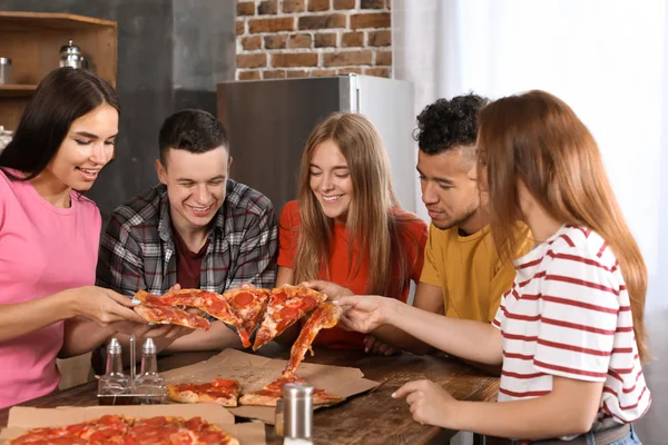 Fiatalok Szórakozás Party Ízletes Pizza Beltéri — Stock Fotó
