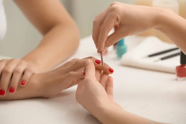 Jonge Vrouw Krijgen Professionele Manicure Schoonheidssalon Close — Stockfoto