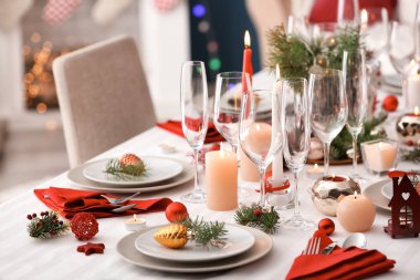 Yanan mumlar ve Noel süslemeleri ile şık sofra