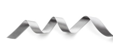 Beyaz arkaplanda gümüş kurdele