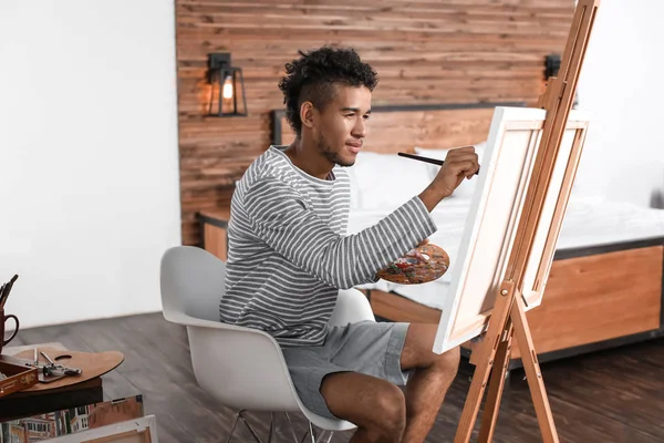 年轻的非洲裔美国艺术家在家里画图片 — 图库照片