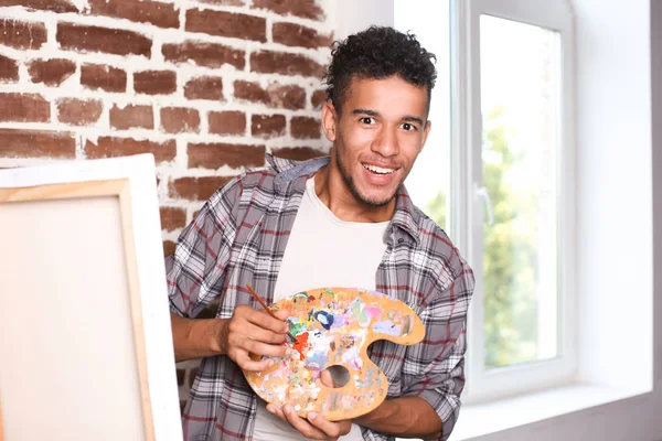 Joven Artista Afroamericano Pintando Cuadro Taller —  Fotos de Stock