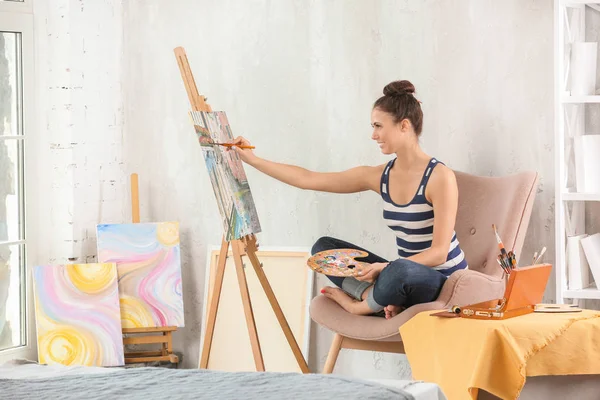 Artiste Féminine Peinture Tableau Dans Atelier — Photo