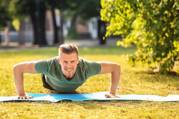 Sportieve Jongeman Training Buiten — Stockfoto