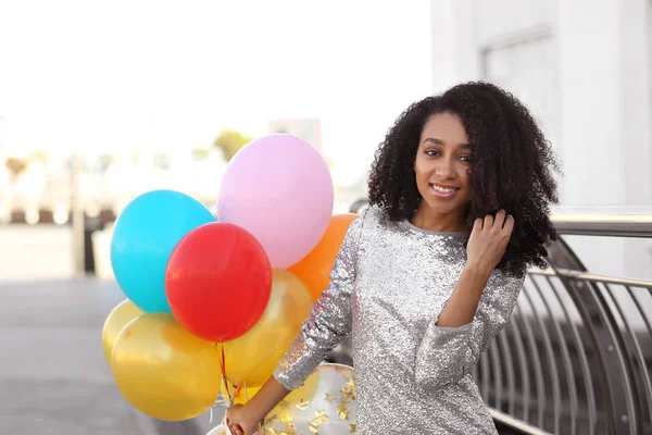Schöne Afrikanisch Amerikanische Frau Mit Luftballons Freien — Stockfoto