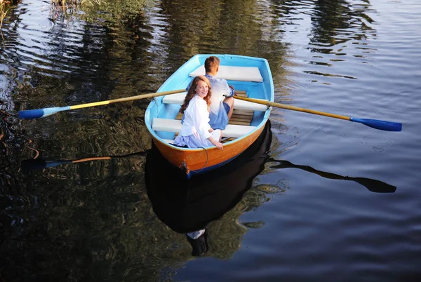 Niedliches Junges Paar Mit Romantischem Date Boot — Stockfoto