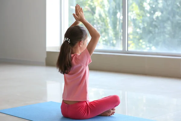 Niña Practicando Yoga Interiores — Foto de Stock