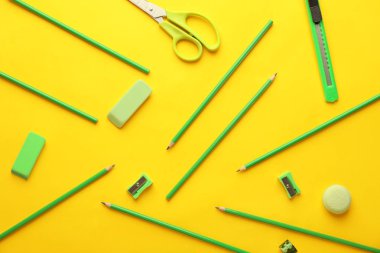 Renk arka plan üzerinde farklı okul Kırtasiye ile kompozisyon