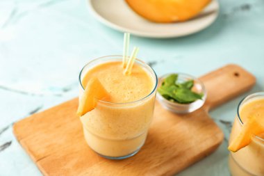 Lezzetli kavun güler yüzlü masada cam