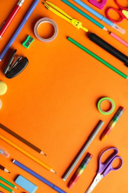 Renk arka plan üzerinde farklı okul Kırtasiye ile kompozisyon