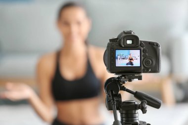 Genç bayan blogcu evde spor videosu kaydediyor