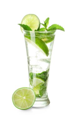 Beyaz arka planda bir bardak taze mojito.