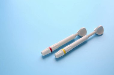 Şırınga çimento renk arka plan üzerinde lökünleme reçine