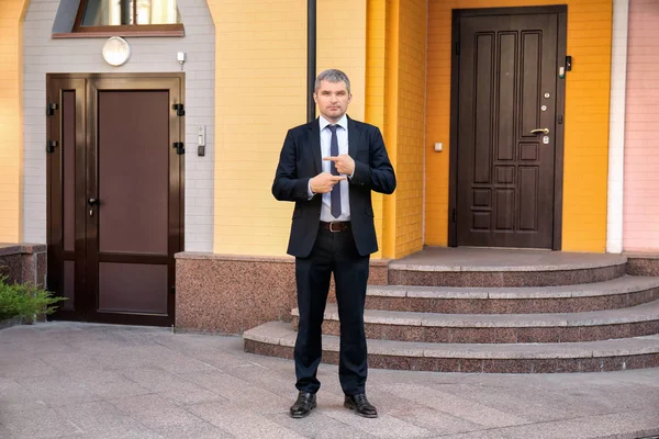 Businessman with difficulties in job searching on city street