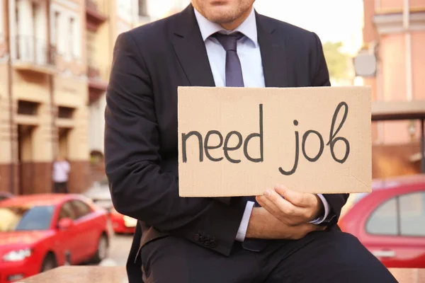 Empresário Segurando Pedaço Papelão Com Texto Necessário Job Livre — Fotografia de Stock