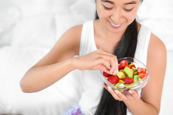 Asyalı Kadın Evde Sağlıklı Meyve Salatası Yemek — Stok fotoğraf