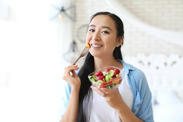 Aziatische Vrouw Thuis Eten Van Gezond Fruitsalade — Stockfoto