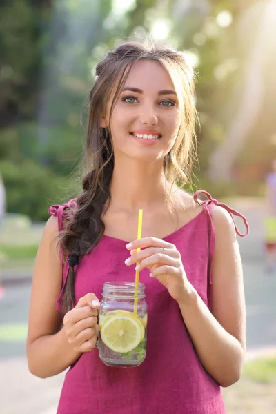Young Woman Mason Jar Fresh Lemonade Outdoors — Stock Photo, Image