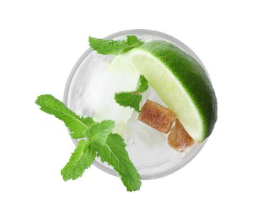 Beyaz arka planda bir bardak taze mojito.