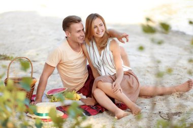 Sevimli Genç çift romantik tarihte açık havada piknik