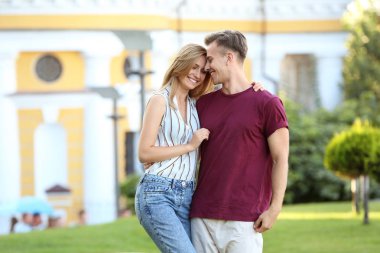 Portre sevimli genç çiftin açık havada