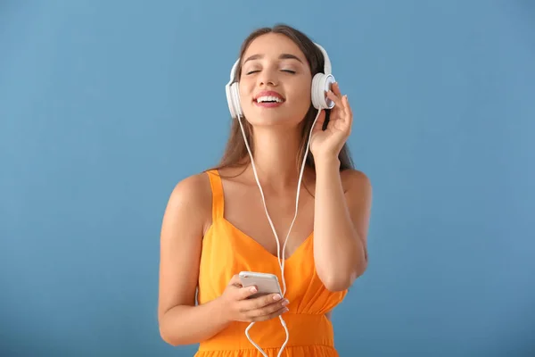 Mooie Jonge Vrouw Luisteren Naar Muziek Kleur Achtergrond — Stockfoto