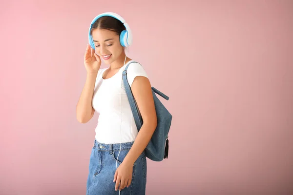 Vacker Ung Kvinna Lyssnar Musik Färg Bakgrund — Stockfoto