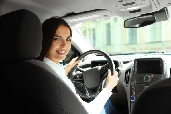 Jovem Mulher Assento Motorista Carro — Fotografia de Stock